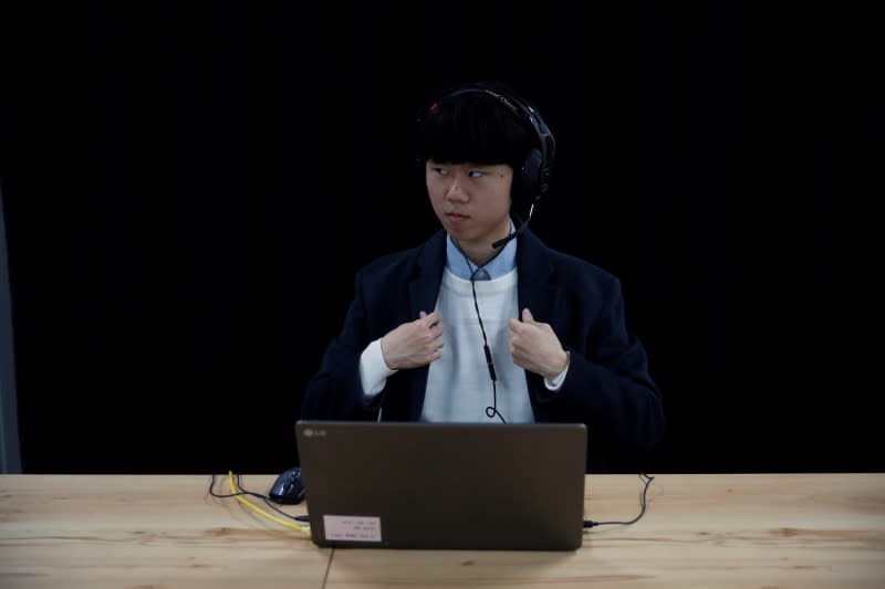 Kim Seok-wu demonstrates an AI interview program in Sungnam