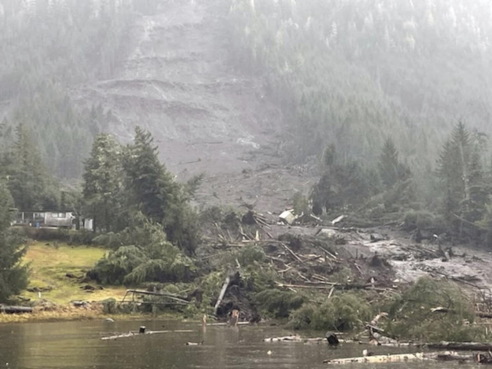 En esta imagen proporcionada por la Guardia Costera estadounidense se ven los efectos de un alud en Wrangell, Alaska, el martes 21 de noviembre de 2023. (Imagen de la Guardia Costera de Estados Unidos via AP)