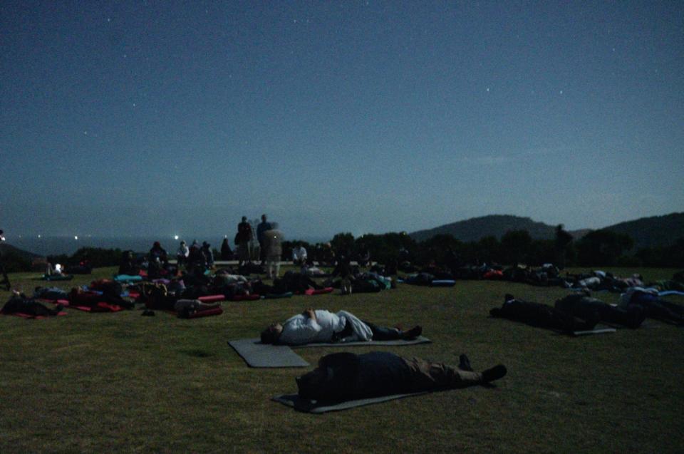 表演工作者邀請觀眾在演出終了，躺在大坵大草坪沉浸在星月之美與天青地白。   圖：張良一/攝