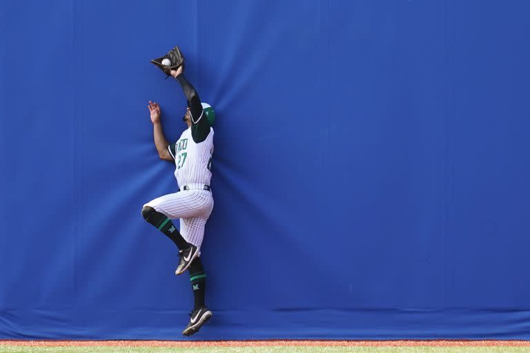 El mexicano Jonathan Jones Jr atrapa un fly out por el japonés Seiya Suzuki durante un juego de béisbol en el Estadio de Béisbol de Yokohama