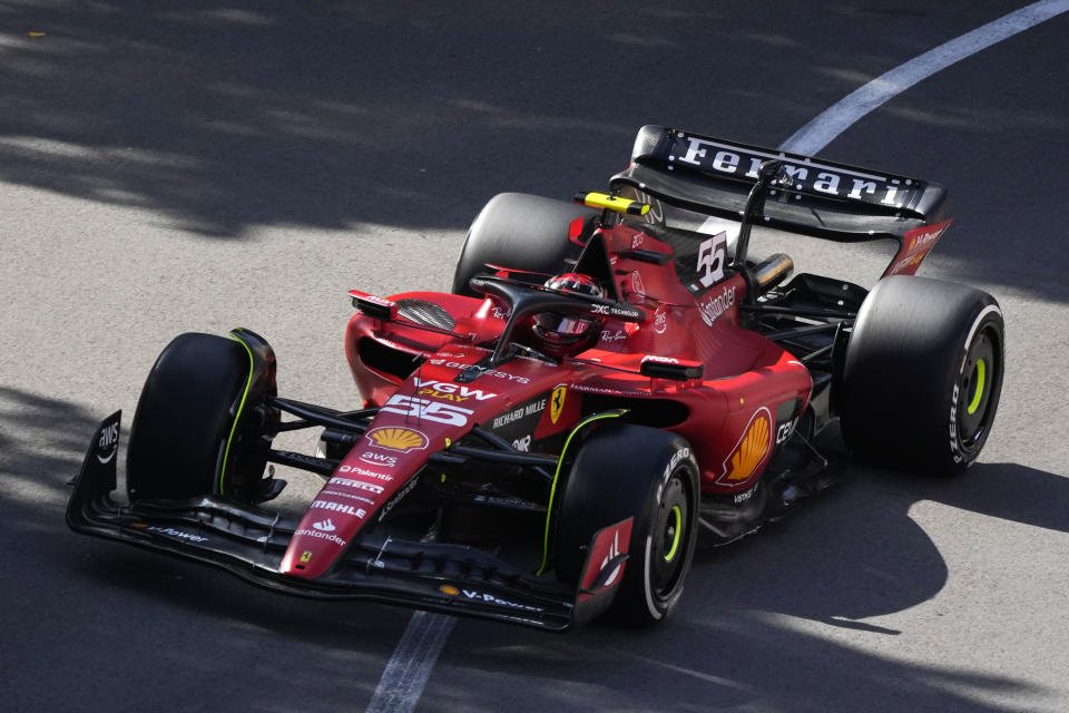 El español Carlos Sainz Jr. de Ferrari majea su vehículo durante la segunda sesión de prácticas del Gran Premio de Mónaco el viernes 26 de mayo del 2023. (AP Foto/Luca Bruno)