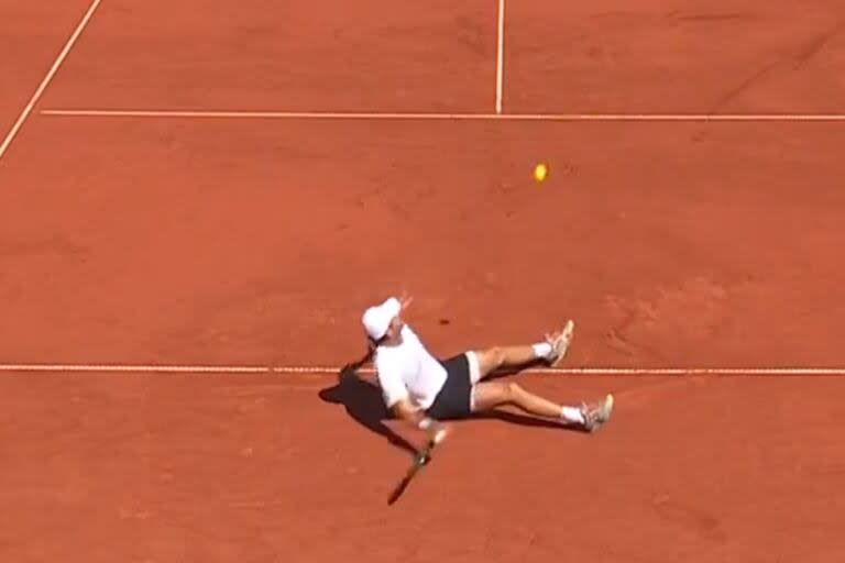 Quentin Halys, desde el suelo, construye probablemente el mejor punto del año, frente al brasileño Gustavo Heide en un cuarto de final del ATP 250 de Gstaad, Suiza.