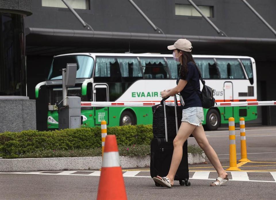 長榮航空機師染疫引發各界關注，長榮航空4日召回300多名匡列人員，前往南崁總部做PCR篩檢，1名長榮員工拖著行李箱，正準備進入南崁總部。（范揚光攝）