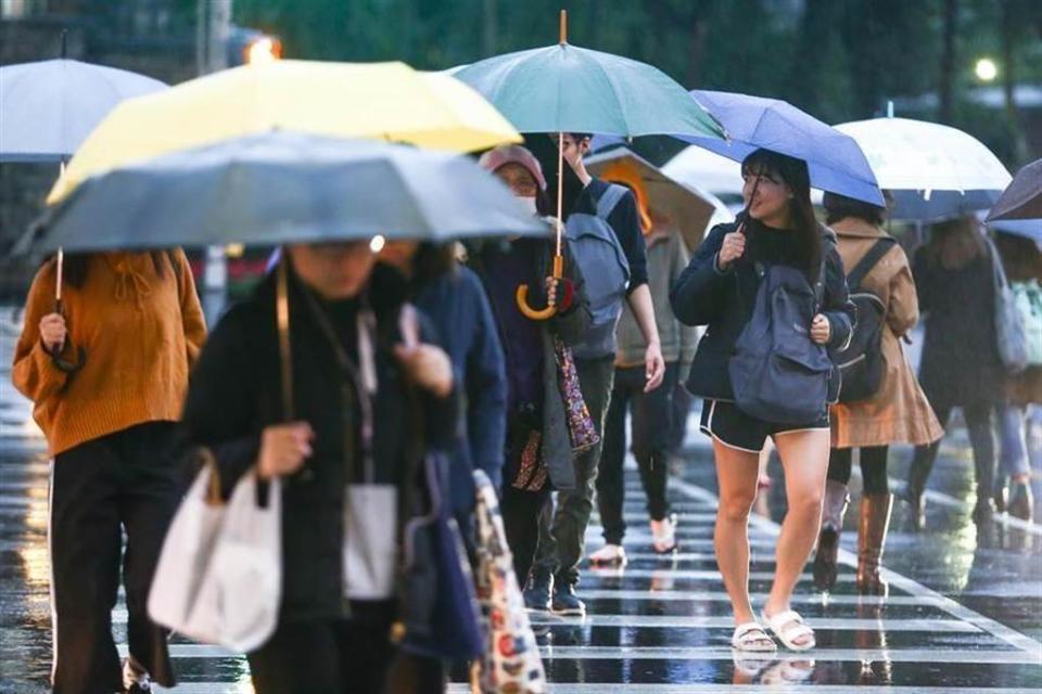 中央氣象局發布大雨特報，滯留鋒面影響，易有短延時強降雨，今(24日)晚至明(25)日，南部地區有局部大雨發生的機率。(本報資料照)