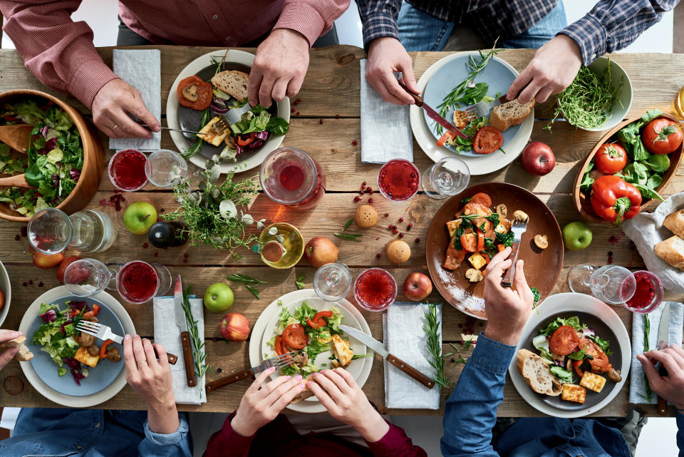 <p>A l’image du végétarien, le végétalien ne mange pas de viande, qu’elle soit rouge, blanche, de poisson ou des fruits de mer. Mais un végétalien va plus loin, en retirant de son alimentation tout produit d’origine animale. On oublie donc les oeufs, le lait, le fromage et même le miel (produit par les abeilles). Pour éviter les carences et les problèmes de santé pouvant en découler, le végétalien doit impérativement prendre des gélules de vitamines B12. (Photo Getty) </p>