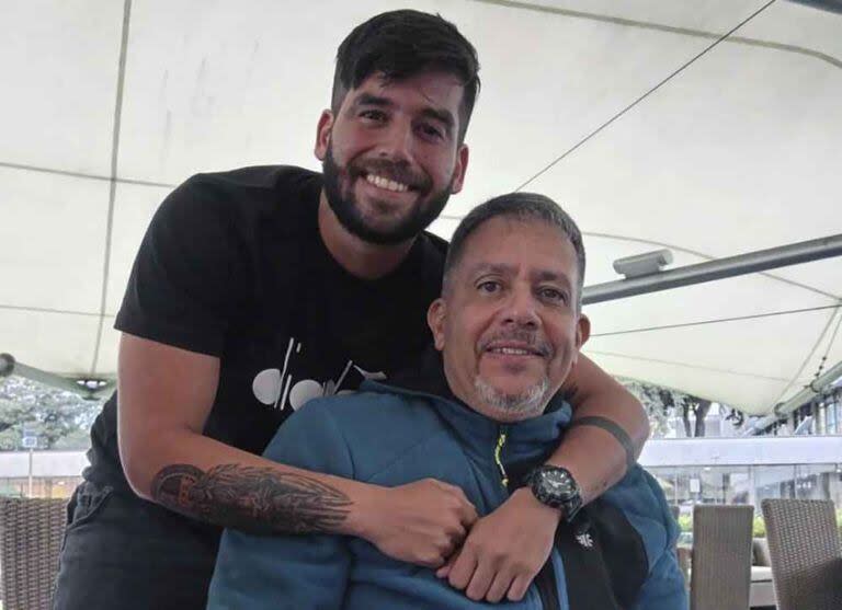 En esta fotografía proporcionada por la familia, el teniente Pedro Naranjo Machado aparece junto a su padre, el general retirado Pedro Naranjo