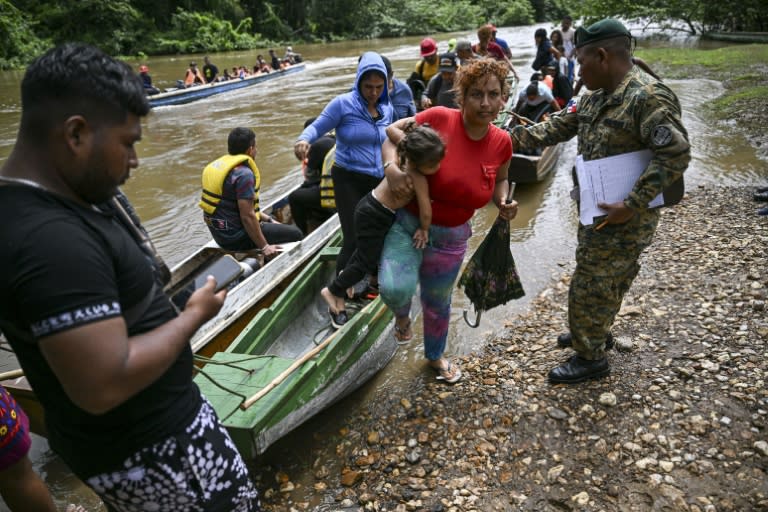 Migrantes llegan tras atravesar la selva del Darién al centro para recepción de migrantes de Lajas Blancas, Panamá, el 28 de junio de 2024 (MARTIN BERNETTI)