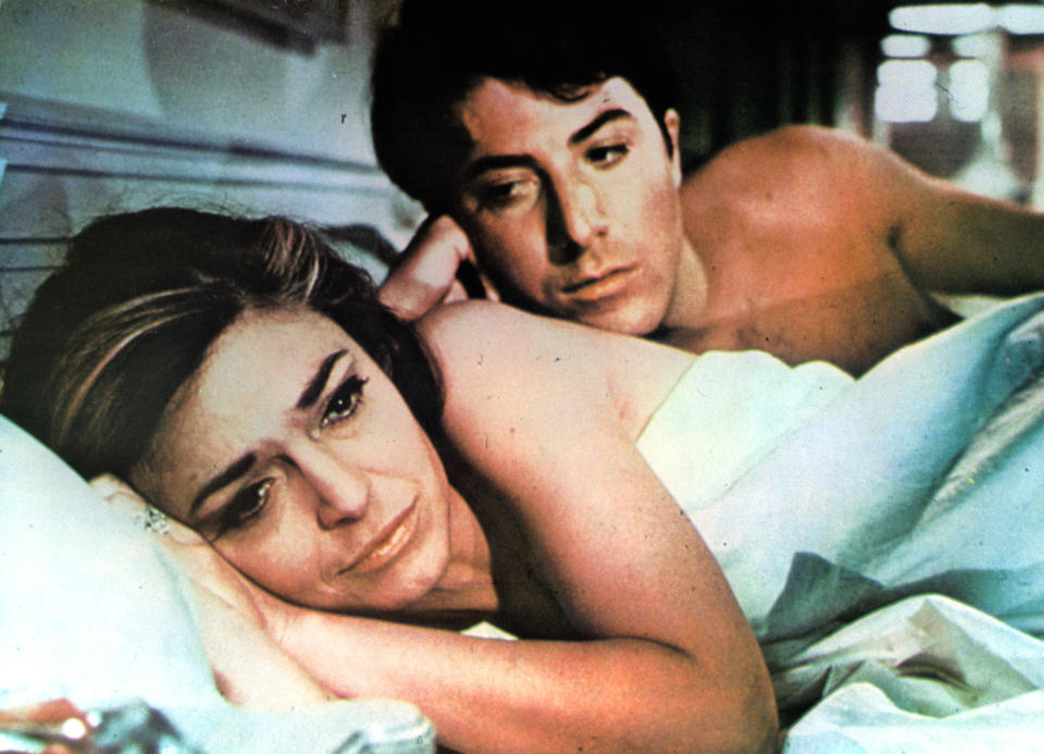 Anne Bancroft en la cama con Dustin Hoffman en una escena de la película 'El graduado', 1967. (Foto de Embassy Pictures/Getty Images)