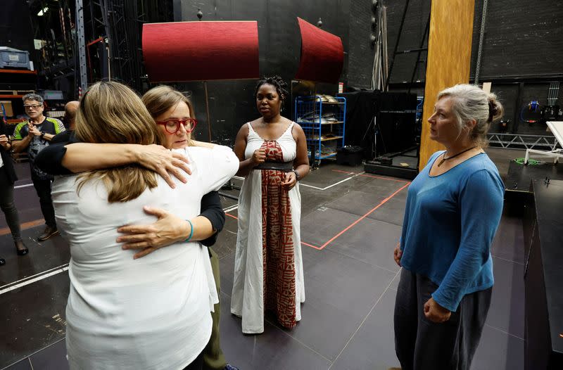 La coordinadora de intimidad Ita O'Brien junto a la mezzosoprano Adriana Bignami Lesca durante un ensayo de ópera de "Antonio y Cleopatra" en el Gran Teatre del Liceu de Barcelon