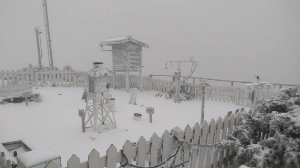 玉山零下1.8度，從昨晚就開始下雪，已積雪5公分。   圖：中央氣象署／提供