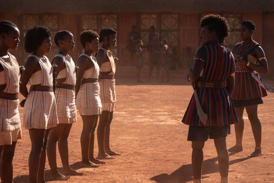 Generalin Nanisca (Viola Davis, zweite von rechts) bereitet die Agojie auf den Kampf gegen portugiesische Sklavenhändler vor. (Bild: 2021 CTMG / Ilze Kitshoff / Sony Pictures)