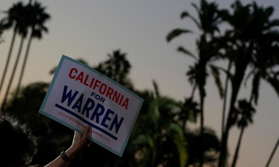 Supporters hold Elizabeth Warren holds a rally in San Diego, California, 3 October 2019.