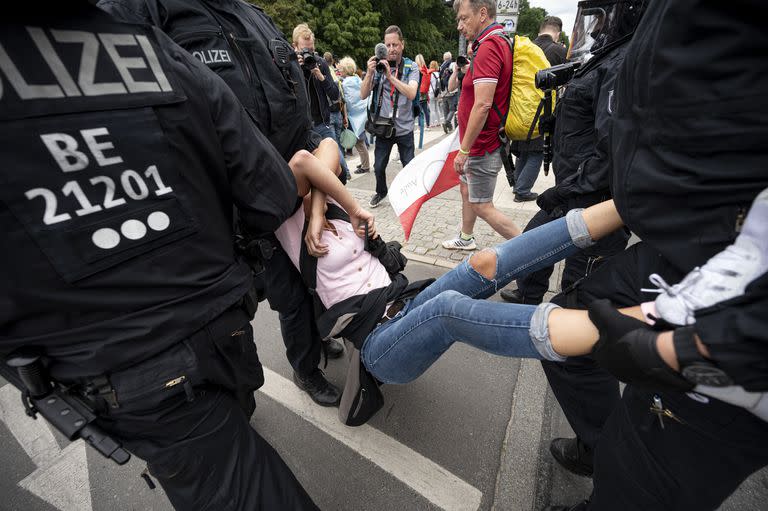 La policía arresta a un manifestante en una manifestación no anunciada en la Columna de la Victoria, en Berlín, el domingo 1 de agosto