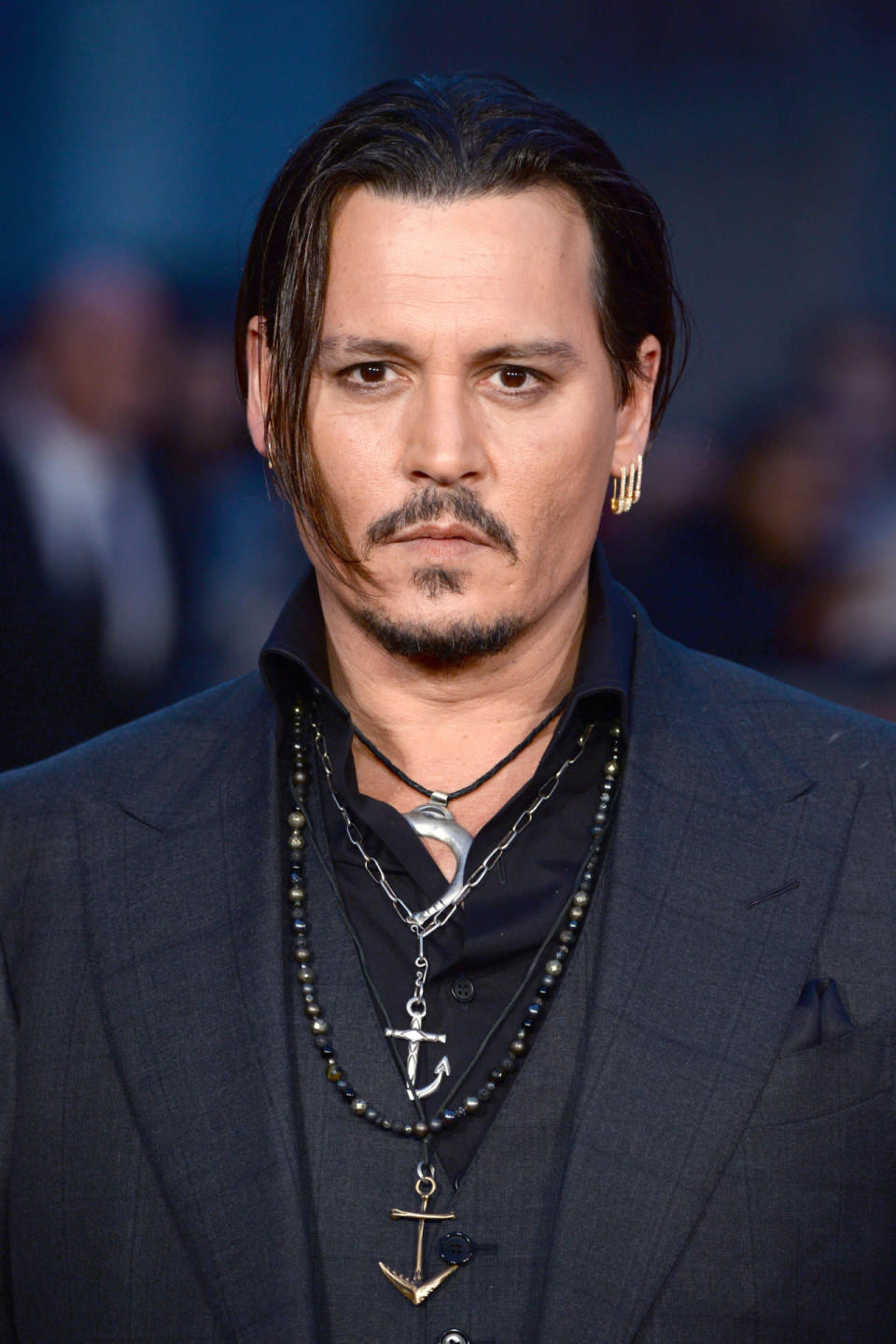 Läuft bei ihm: Johnny Depp gehört mittlerweile zur Riege der erfolgreichsten und bestbezahltesten Schauspieler Hollywoods. Nach „Edward mit den Scherenhänden“ und seiner Darstellung des Gilbert Grape zog er echt verrückte Charakter-Rollen wie den durchgeknallten Piraten Jack Sparrow in „Fluch der Karibik“, den Hutmacher in „Alice im Wunderland“ oder Raoul Duke im Drogen-Streifen „Fear and Loathing in Las Vegas“ an Land. Letzterer und Filme wie „Blow“ passen so gut zu Johnny Depp wie seine Anker-Ketten und sein Schnauzbart: Immer wieder geriet er mit seinen Alkohol- und Drogen-Exzessen in die Schlagzeilen. Neben seinen Schauspielangeboten konzentriert er sich vermehrt auf Jobs als Regisseur, Produzent und Musiker.