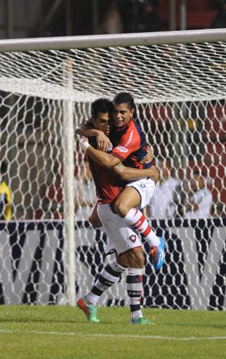 Julio Dos Santos (I) y Rodolfo Gamarra celebran un gol para Cerro Porteño de Paraguay frente al colombiano Deportivo Cali durante un partido de la Copa Libertadores de América jugado el 8 de abril de 2014 en Asunción (AFP | Norberto Duarte)