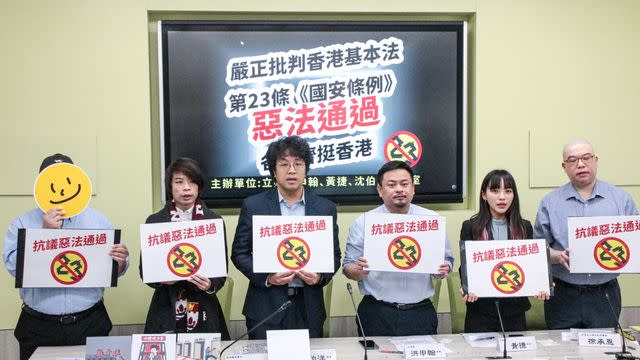 圖片：香港立法會十九日三讀通過「維護國家安全條例草案」（即基本法二十三條）。民進黨立委洪申翰、沈伯洋、黃捷，與香港政治漫畫家vawongsir、香港本土歷史民間學者徐承恩、香港邊城青年秘書長馮詔天，今天於立法院舉行記者會抗議惡法通過，要求港府及中共立即撤回二十三條立法，並呼籲台灣各界挺香港（洪申翰國會辦公室提供）