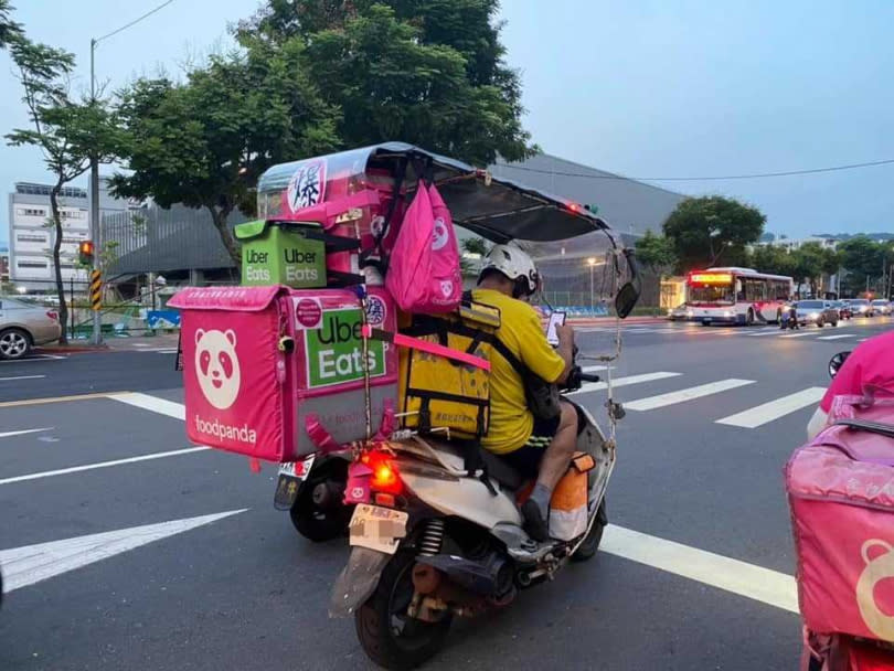 外送員機車端滿外送箱，頭頂還裝遮雨棚，網友直批危險駕駛。（圖／翻攝自臉書社團外送員的奇聞怪事）