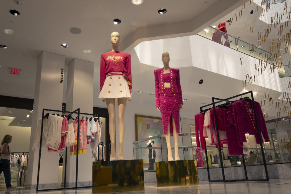 La colección Balmain x Barbie se exhibe en una tienda de la cadena Neiman Marcus en Beverly Hills, California, el miércoles 19 de julio de 2023. La tienda lanzó su colaboración exclusiva de Barbie con Balmain el año pasado y muchos artículos se agotaron en los primeros días. Con base en ese éxito y el fenómeno cultural actual por el estreno de la película "Barbie", la colección se relanzó el lunes. (AP Foto/Richard Vogel)