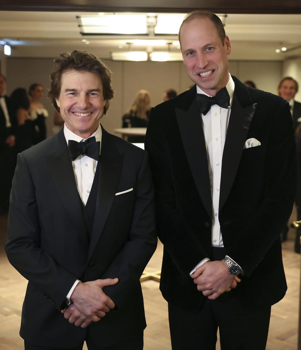 El príncipe Guillermo, el príncipe de Gales, derecha, posa con el actor estadounidense Tom Cruise en la gala y cena de London Air Ambulance Charity en The OWO en Londres el miércoles 7 de febrero de 2024. (Daniel Leal/Pool Photo via AP)