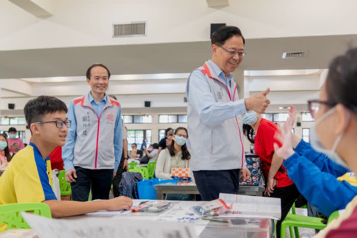 桃園市長張善政視察「桃園考區113年國中教育會考考場」。圖：市府提供