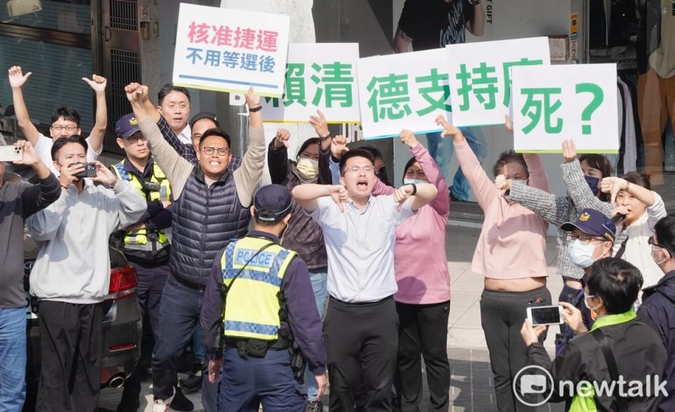 賴清德先前在台中市區掃街拜票時，一些年輕人舉著「賴清德支持廢死？」和「核准捷運不用等選後」等手舉牌，並比倒讚。   圖：張良一/攝