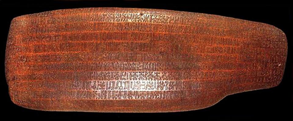 Easter island’s ancient script has not yet been deciphered. This wooden tablet shows its complexity (Wikimedia Commons)