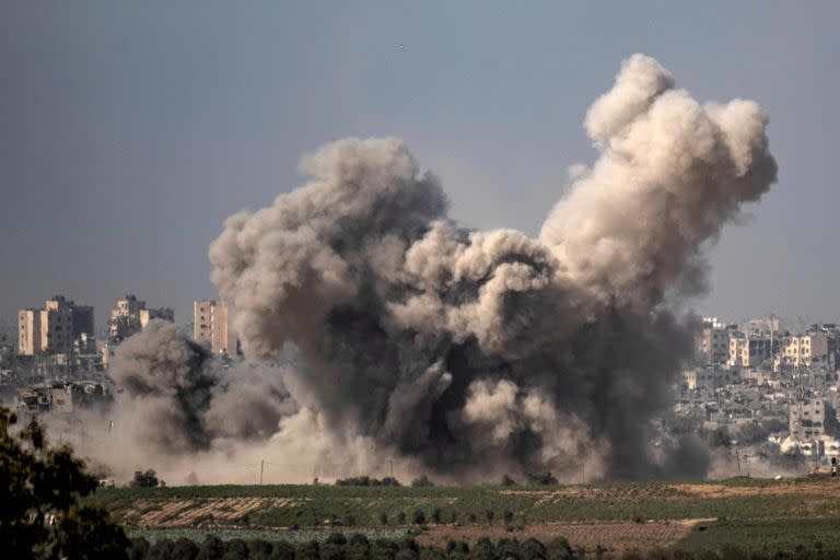 Esta imagen tomada desde Sderot a lo largo de la frontera con la Franja de Gaza temprano el 6 de noviembre de 2023, muestra humo elevándose desde el norte de Gaza después de los ataques israelíes.