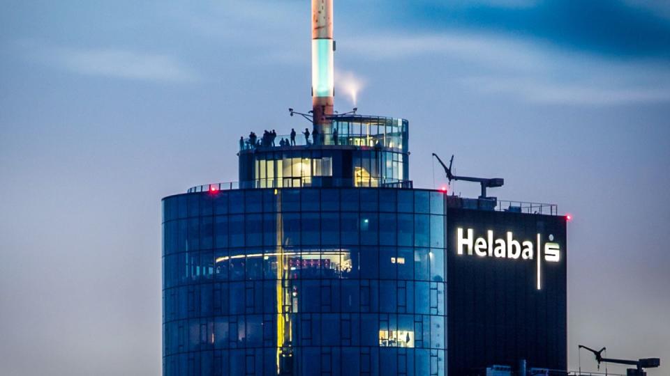 Besucher stehen abends auf der Aussichtsterrasse des Main Towers, der auch die Landesbank Hessen-Thüringen (Helaba) beherbergt. Die drittgrößte Landesbank erwartet 2021 ein Gewinnplus.