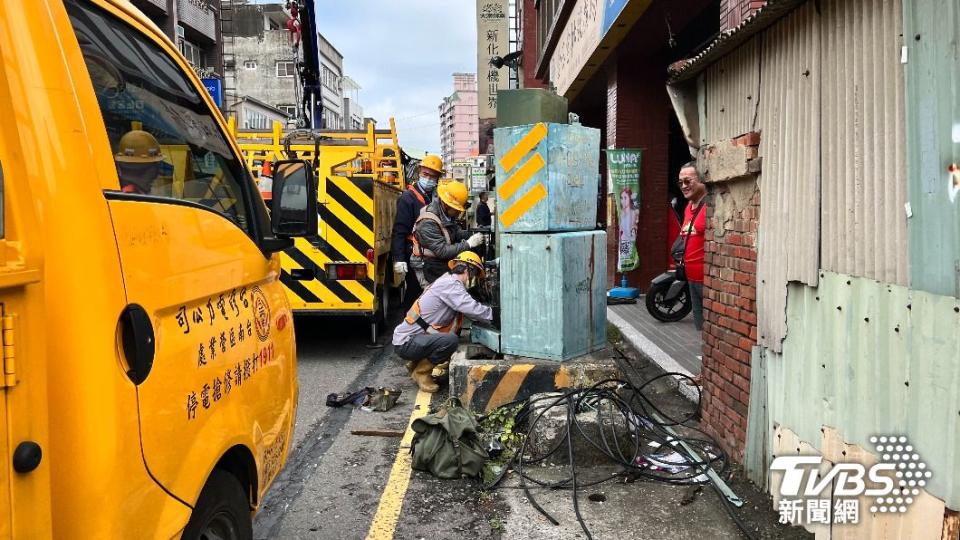 除夕凌晨台南驚傳自撞車禍，導致變電箱損壞造成附近住家停電。（圖／TVBS）