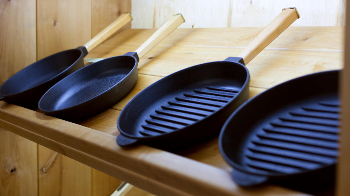 Why You Should Avoid Using Pans With Wooden Handles In The Oven