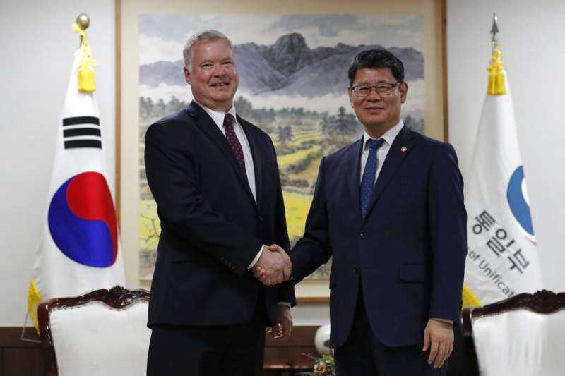 美國的北韓特使比根與南韓統一部長金煉鐵。（美聯社）