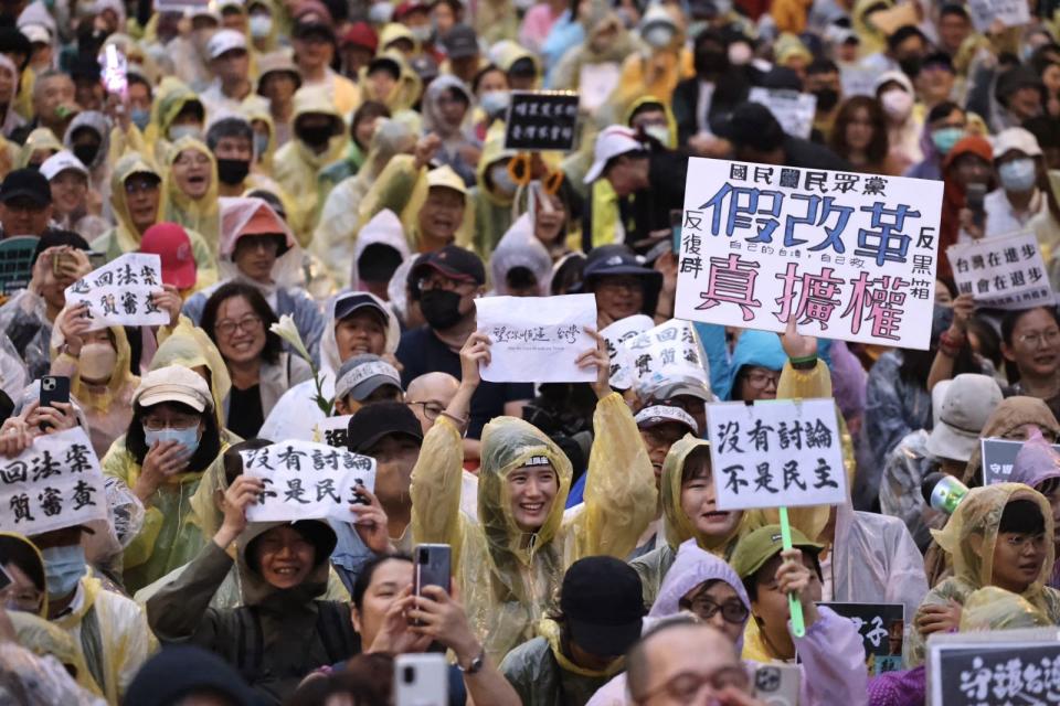 立法院外的抗議民眾手持各式標語，表達心聲。林啟弘攝