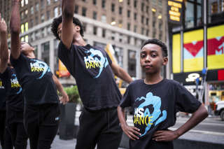 De jeunes danseurs en train de manifester à Time Square contre l’émission “Good Morning America”, en août 2019, après un commentaire de la présentatrice Lara Spencer sur les danseurs masculins de ballet. . PHOTO MISHA FRIEDMAN/THE NEW YORK TIMES
