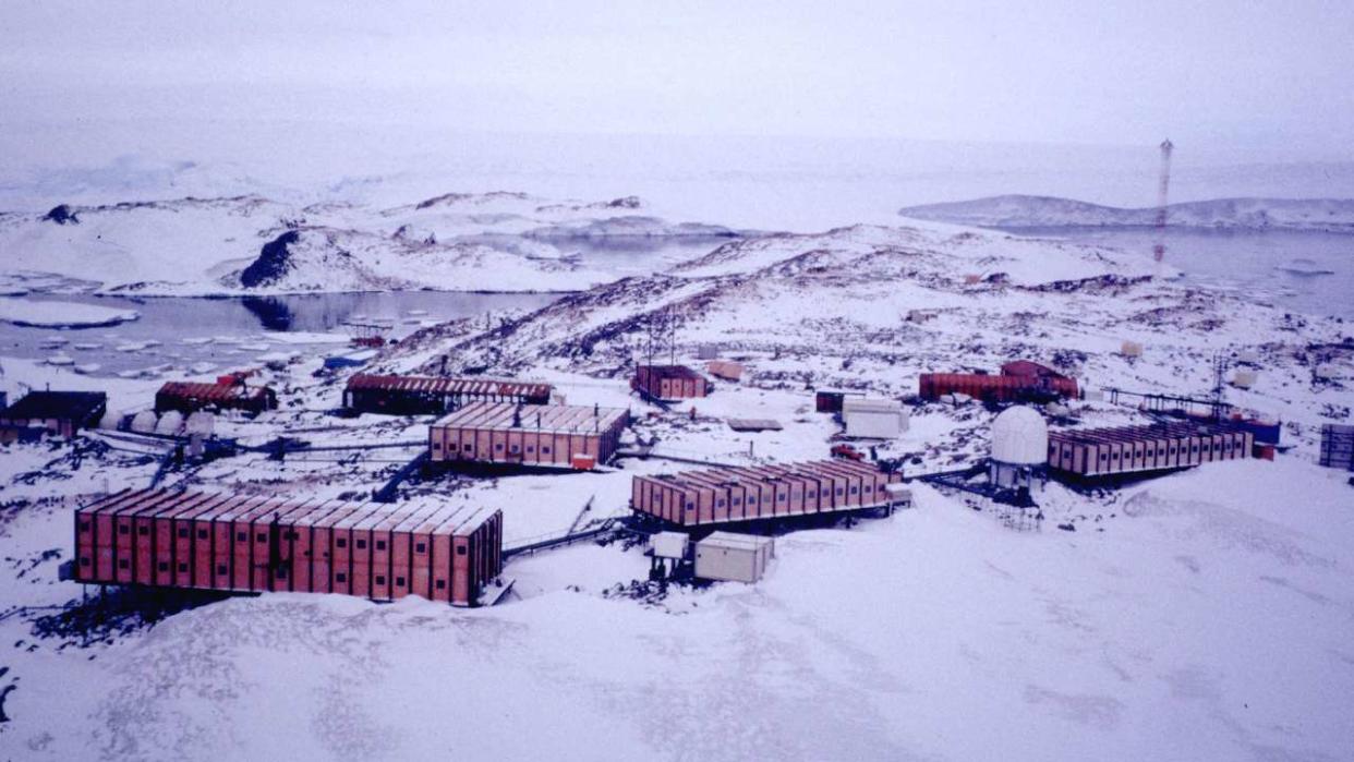 Photo aérienne non datée de la base française Dumont d'Urville dans le district de Terre Adélie en Antarctique. Claude Lorius, directeur de recherche au laboratoire de glaciologie et géophysique de l'environnement et chercheur au CNRS depuis 1961, et Jean Jouzel, directeur de l'Institut Pierre-Simon Laplace, fédération de recherche du CNRS, se sont vus décerner, le 08 novembre 2002, la médaille d'or 2002 du CNRS pour leurs travaux sur l'étude des archives glaciaires 