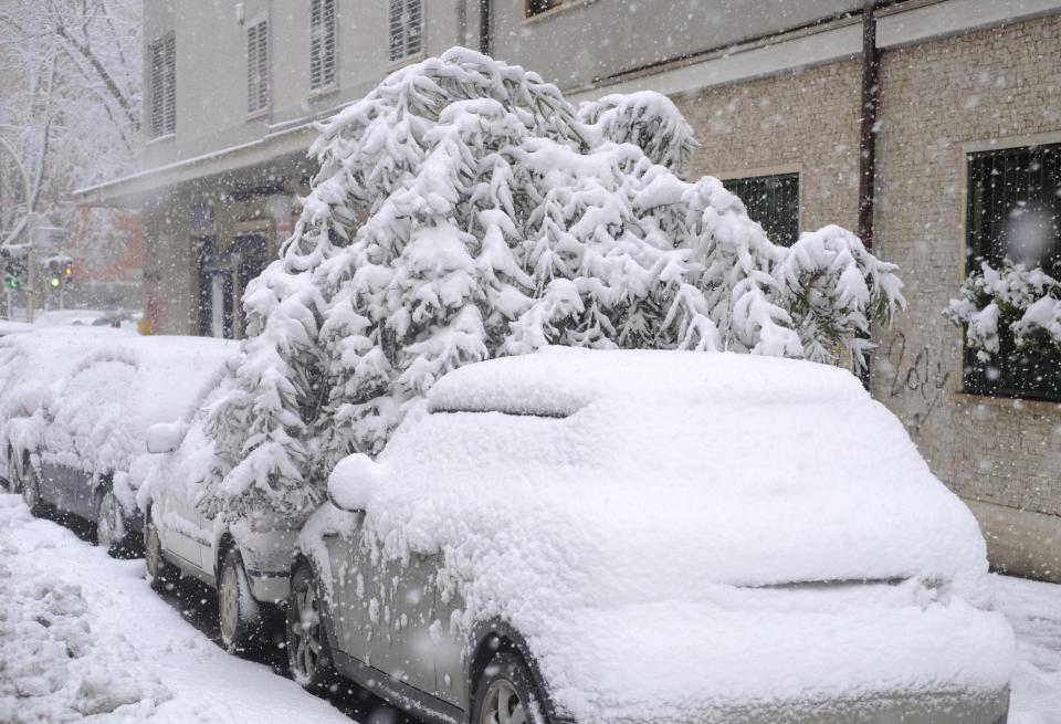 ROM03. ROMA (ITALIA), 26/02/2018.- Un árbol caído sobre los coches cubiertos de blanco a causa del peso de la nieve acumulada en sus ramas durante una intensa nevada en Roma, Italia, hoy, 26 de febrero de 2018. La ola de frío siberiano, que han llamado Burian, llegó ayer a Italia provocando copiosas nevadas en el norte y un frío intenso que ha llegado hasta los 20 grados bajo cero en algunas localidades y hoy alcanzó el centro del país y Roma, donde los colegios permanecen cerrados. EFE/ LUCIANO DEL CASTILLO