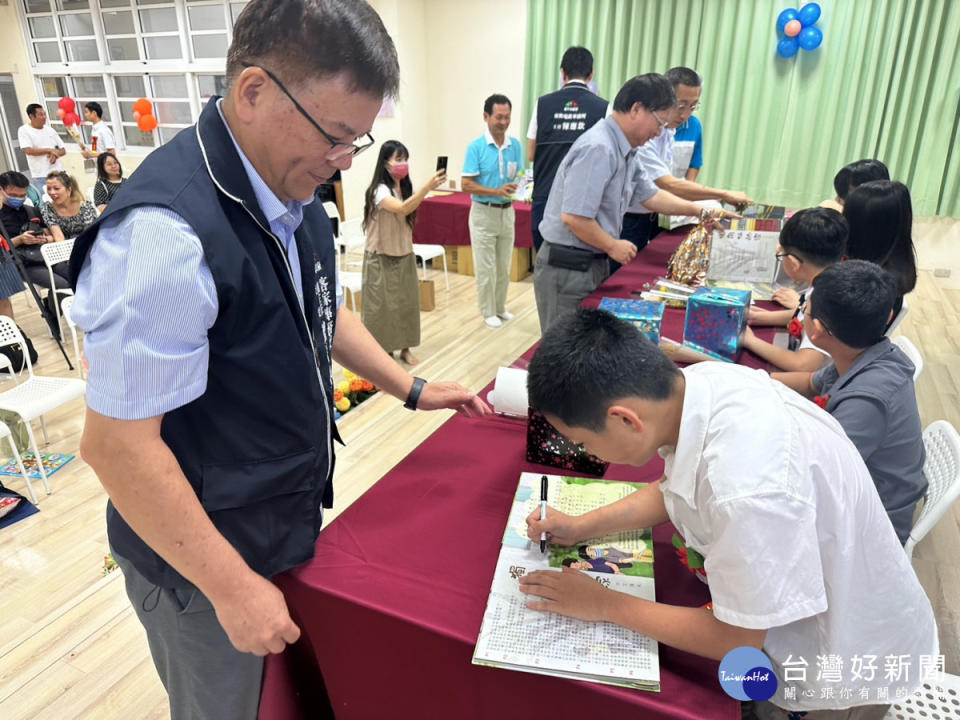 小作者們替來賓在繪本上簽名