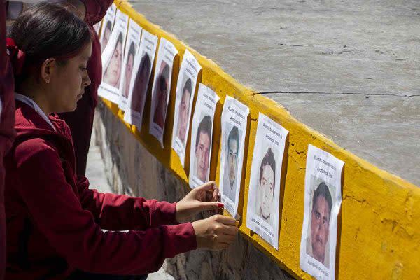 Alumnos y organizaciones sociales protestan en Atoyac, Guerrero, a nueve años del caso Ayotzinapa