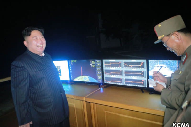 北韓28日試射「火星14」飛彈，金正恩親自到場觀看。（朝中社）