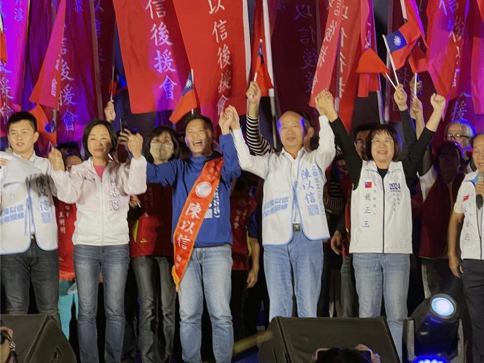 國民黨台南市六選區立委參選人陳以信2日晚間在歸仁區大仁街舉辦造勢晚會時，前高雄市長韓國瑜特別到場相挺。（洪榮志攝）