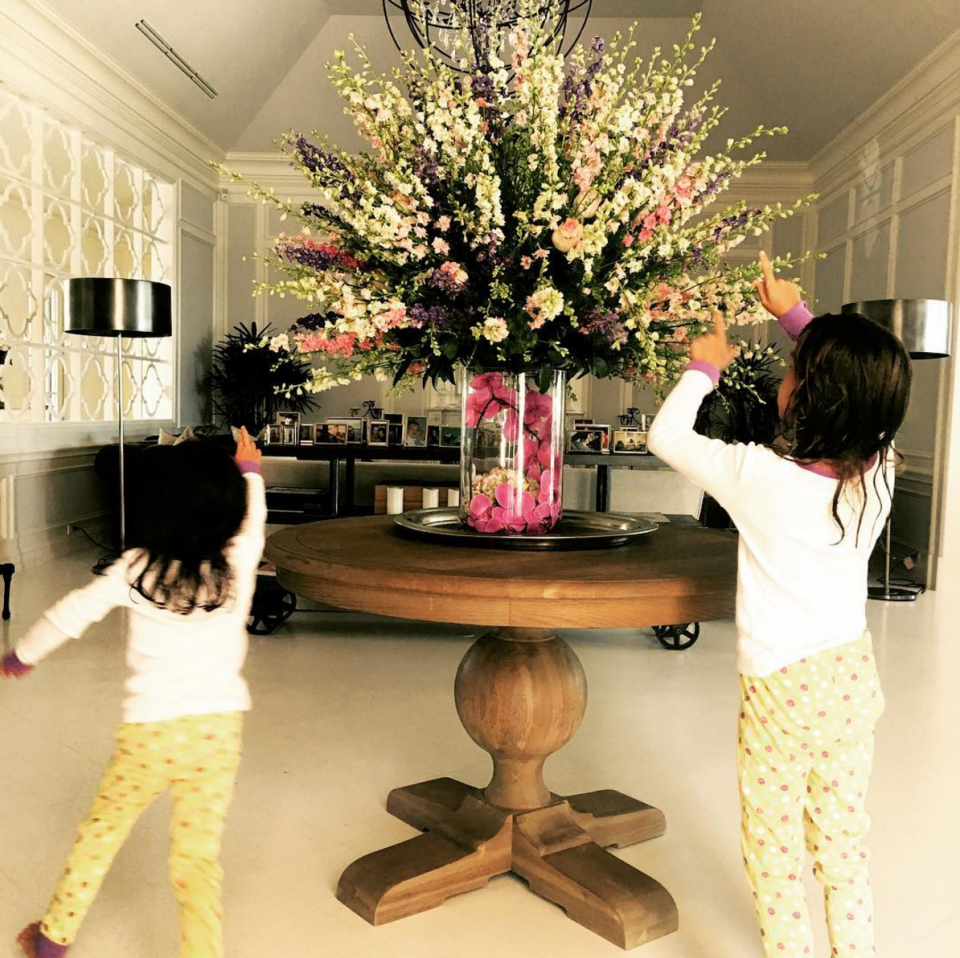 Supermodel Adriana Lima freut sich am Muttertag mit ihren Töchtern Valentina und Sienna über einen XXL Blumenstrauß.