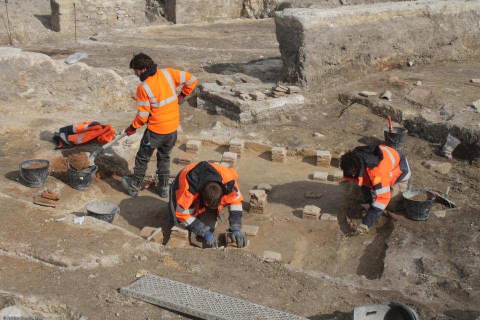 Archaeologists excavate part of the hypocaust system.