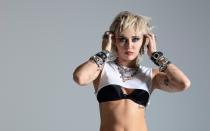 Eine hervorragende Musikerin, bei der es immer auch viel zu sehen gibt. Zuletzt wandelte Miley Cyrus mit dem "Plastic Hearts"-Album auf den Spuren von 80er-Rock-Ladys wie Joan Jett - klanglich, aber auch optisch. Was als nächstes kommt? Kaum absehbar. Miley Cyrus ist mit ihren 29 Jahren immer noch eine künstlerische Wundertüte - aber gerade dafür lieben sie die Fans. (Bild: RCA/Sony Music)