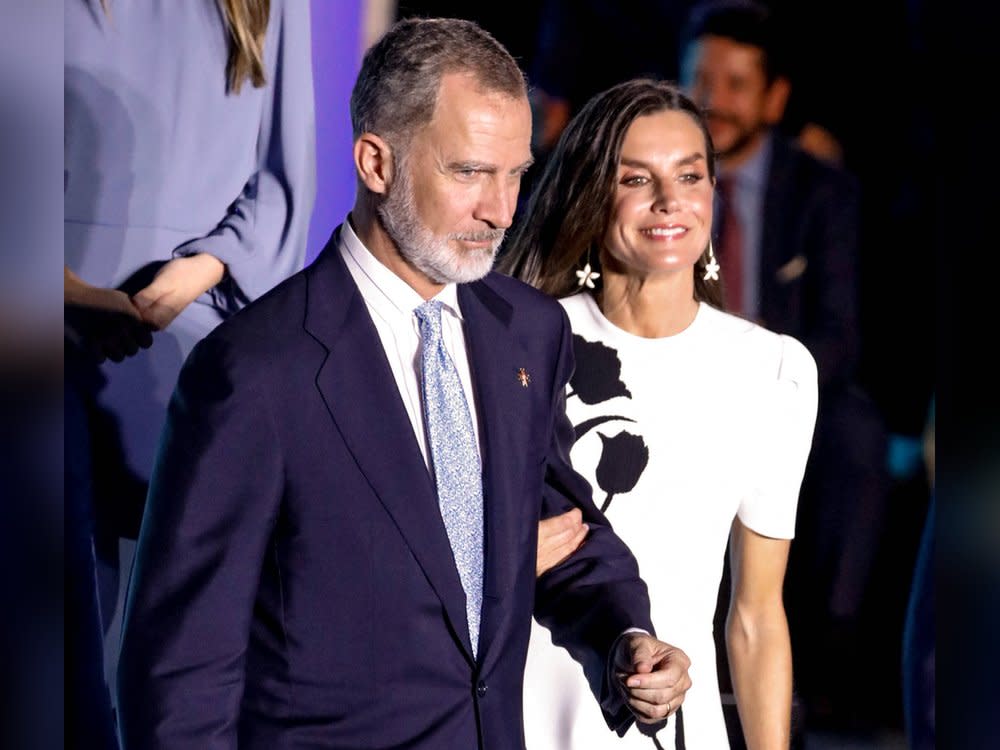 König Felipe und Königin Letizia Arm in Arm bei einem Kongress in Lloret de Mar. (Bild: IMAGO/ABACAPRESS)