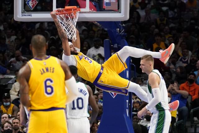 Los Angeles Lakers forward Anthony Davis (3) dunks over Dallas