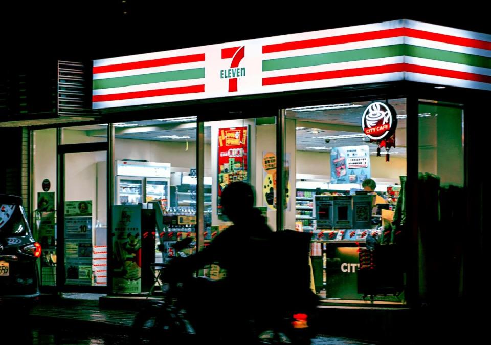 ▲有網友前往連鎖超商7-11本想透過ibon列印明信片，卻意外發現隱藏服務，而引起不少顧客討論。（示意圖／取自Unsplash）