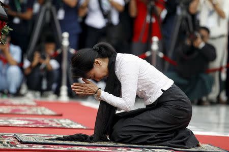 Myanmar's pro-democracy leader Aung San Suu Kyi prays at an event marking the anniversary of Martyrs' Day at the Martyrs' Mausoleum in Yangon in this July 19, 2015 file photo. REUTERS/Soe Zeya Tun/Files