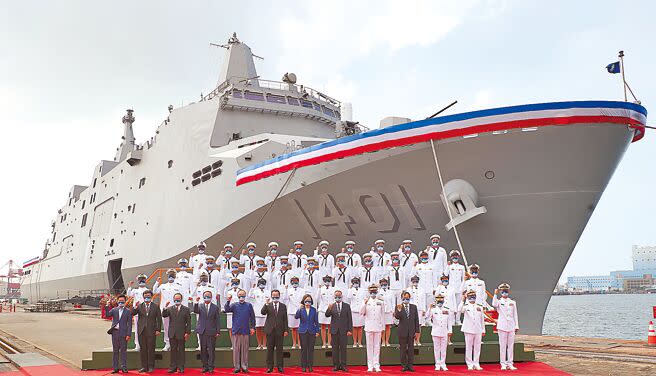 海軍昨日舉行玉山軍艦交艦典禮，蔡英文總統（前中）親臨主持。（鄭任南攝）