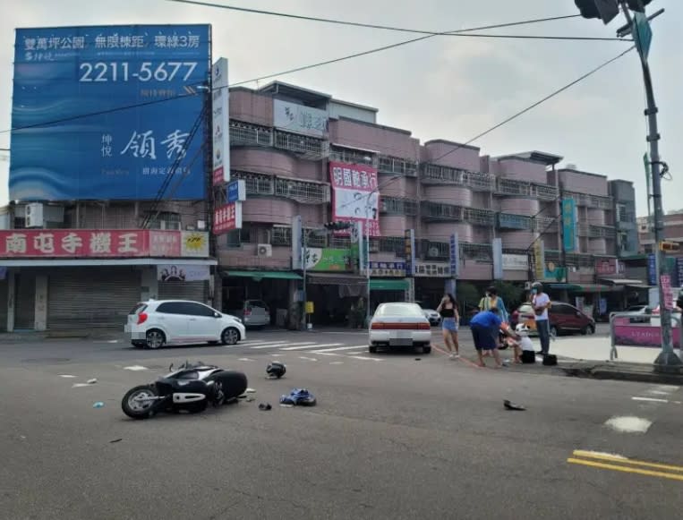 機車車廂內物品散落一地。（圖／翻攝自記者爆料網）