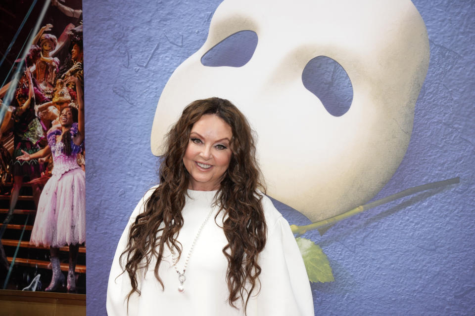 Sarah Brightman llega a la última función de "El fantasma de la ópera" en el Teatro Majestic de Broadway el 16 de abril de 2023, en Nueva York. (Foto Charles Sykes/Invision/AP)