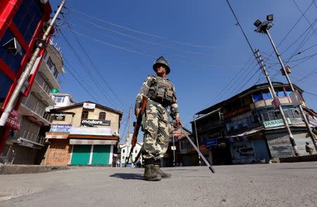 An Indian policeman stands guard in a deserted street during a curfew in Srinagar September 19, 2016. REUTERS/Danish Ismail